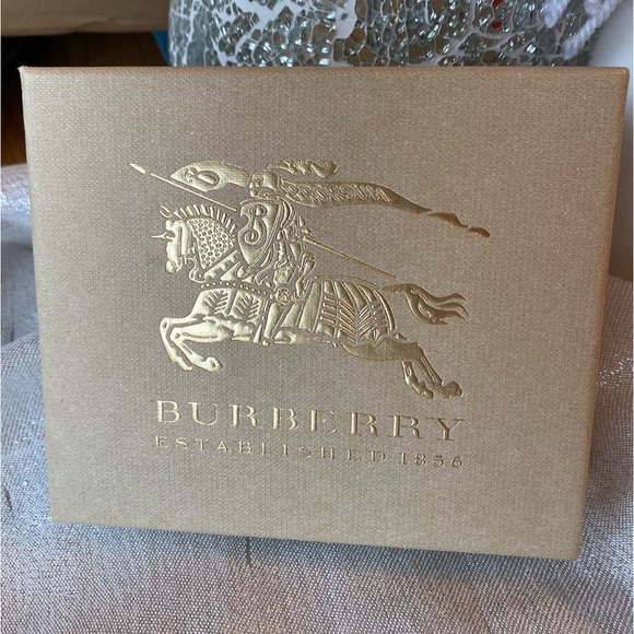 BURBERRY Golden Embossed Gift Box(Empty)5.5”x4.5”x 2”deep🎁Excellent Condition🔥 - Picture 6 of 7